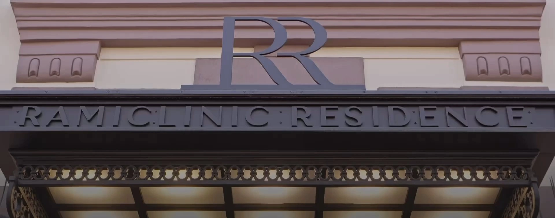 Фасад RAMICLINIC RESIDENCE на Крестовском проспекте